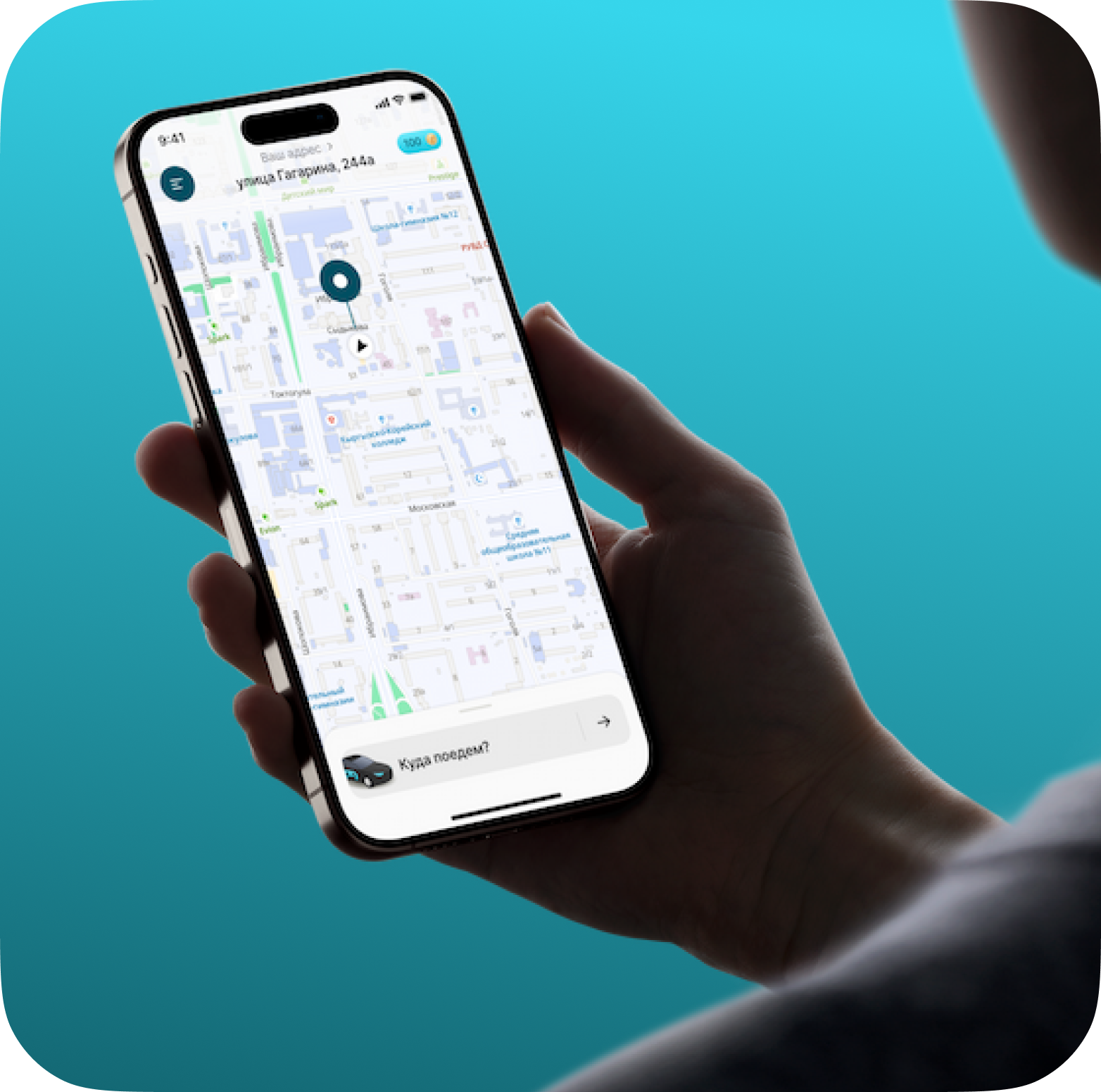 Смартфон с приложением MotorTaxi в руке