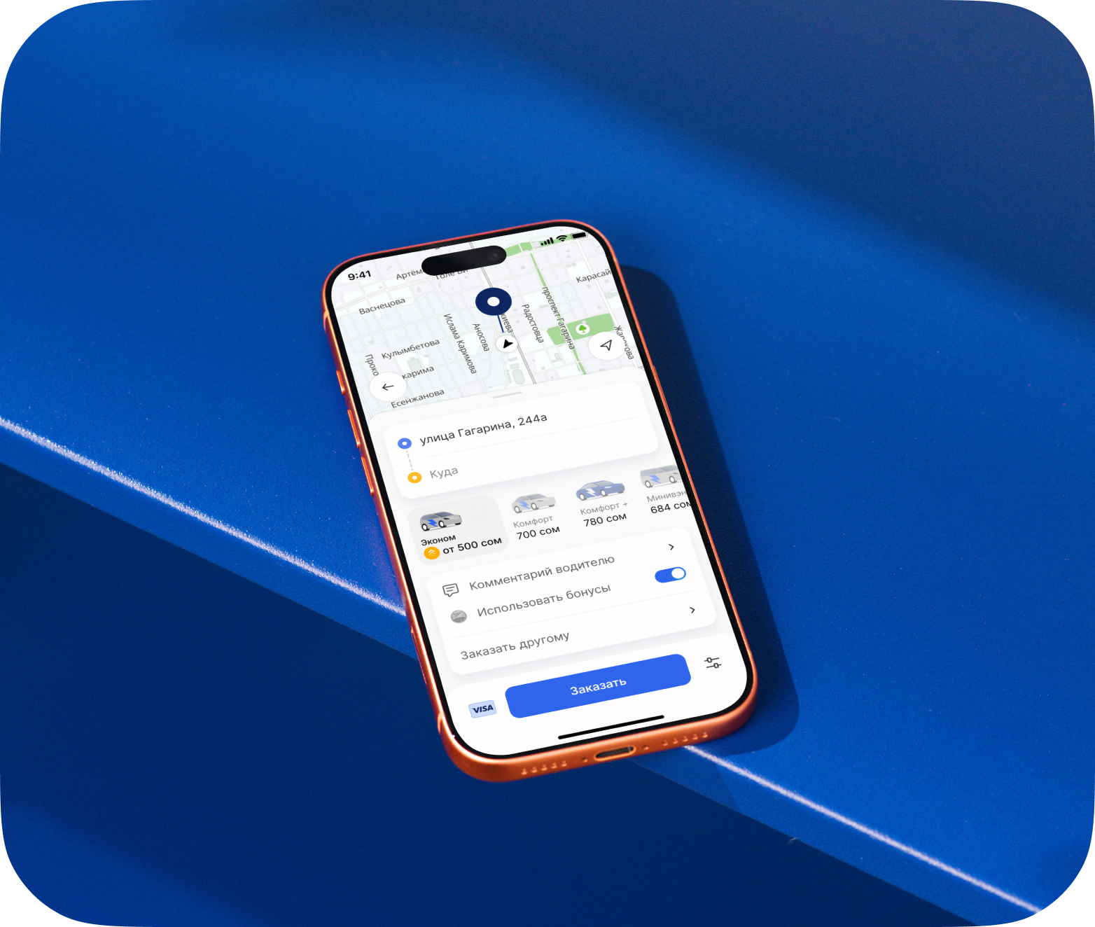 Смартфон с приложением Navi Taxi на синей поверхности